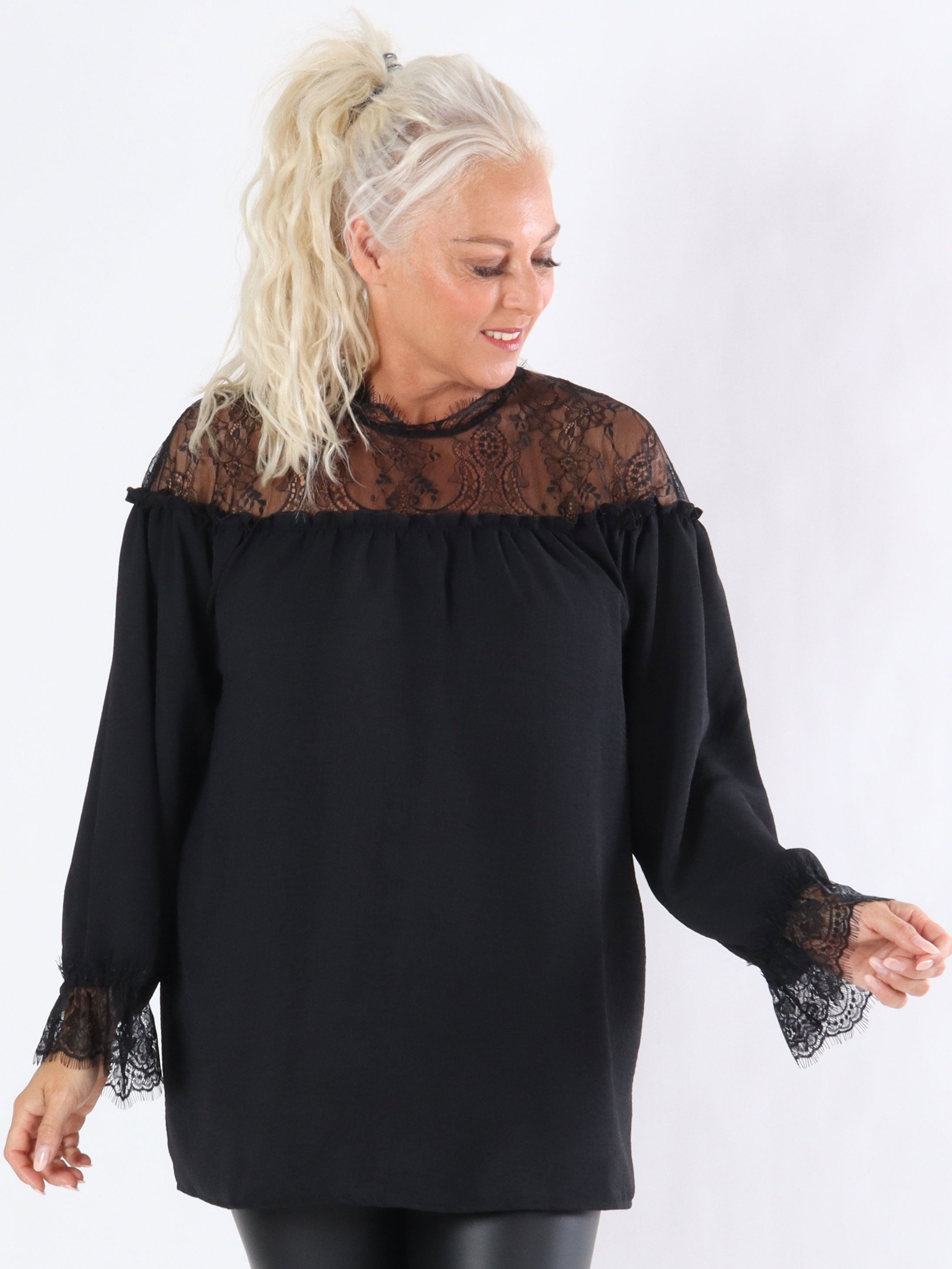 Tricia - Tunika med feminina detaljer och spets